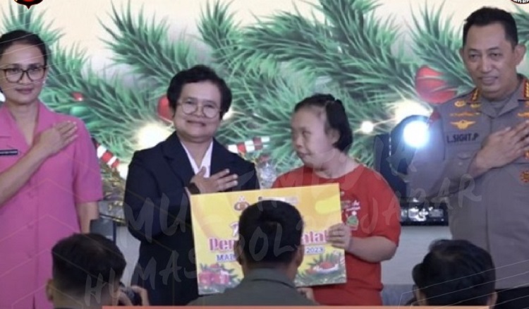 Kapolri Serahkan Tali Kasih Kepada Penyandang Disabilitas
