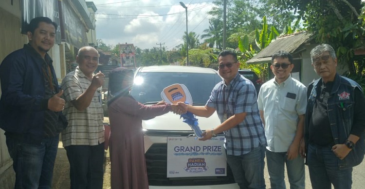 Kedatangan Mobil Grand Prize BRI Disambut Air Mata Kebahagiaan Oleh Wina