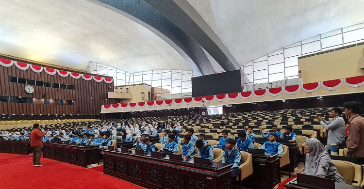 Goes to Jakarta, Siswa Siswi SMP. PCI Sambangi Gedung DPR. RI