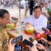 Duduk Santai Jokowi dan Prabowo Sambil Makan Bakso di Warung Pinggir Jalan