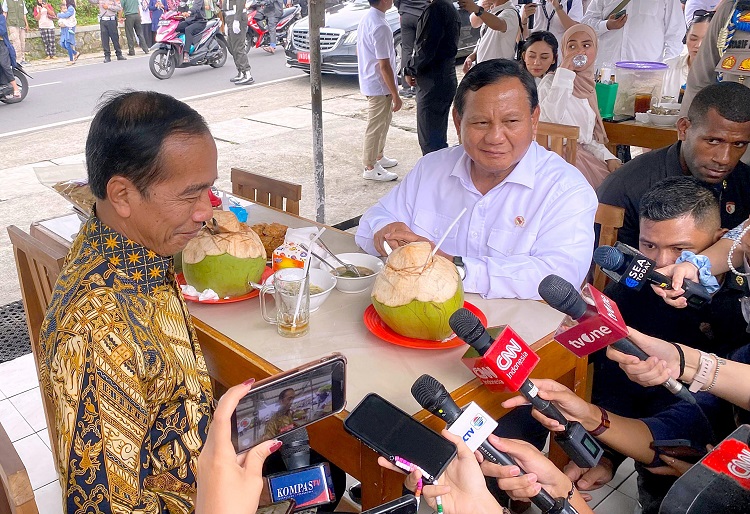 Duduk Santai Jokowi dan Prabowo Sambil Makan Bakso di Warung Pinggir Jalan