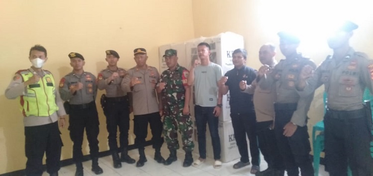 Kapolsek Karangpawitan Jemput Kotak Suara Capres/Cawapres yang Masih Tertunda
