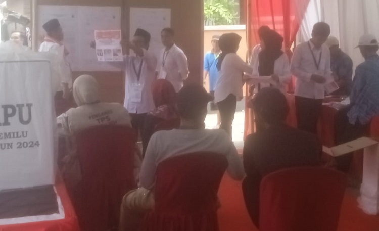 Panitia TPS menghitung hasil suara pemilih disaksikan masing - masing saksi partai, Panwaslu dan Bawaslu di TPS 15 Desa Anjatan, Kecamatan Anjatan, Indramayu. Rabu, (21/2/2024) kemarin.