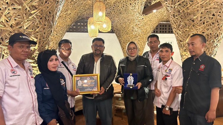 DPD IWOI Kab. Garut Berikan Piagam Penghargaan GOLDEN AWARD 2024 Pada Kejari