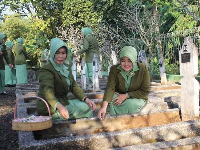 Peringati Hari Jadi, Persit KCK Cabang XLVI Kodim 0624/Kab Bandung Ziarah ke Makam Pahlawan