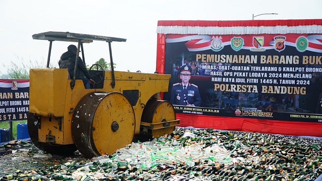 Polresta Bandung Musnahkan Puluhan Ribu Botol Miras dan Obat Terlarang Jelang Idul Fitri 2024