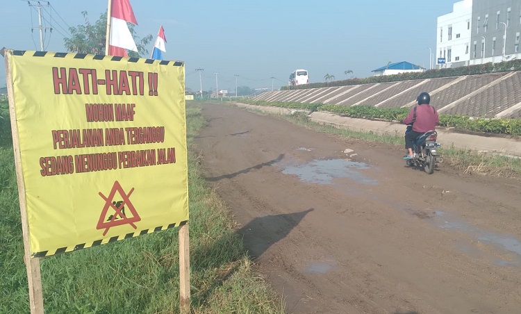 Jalan Menuju Stasiun Whoosh Tegalluar Rusak Berat, Riki Ganesa:Jujur Saya Sangat Prihatin
