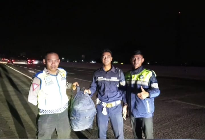 Viral, Sat PJR Tol Cisumdawu Berhasil Temukan Tas Pemudik