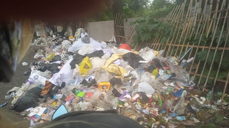 Baunya menyengat, Sampah di Cipeer Cingcin Menjelang Idul Fitri