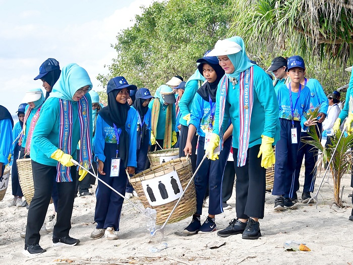 Ibu Negara dan OASE-KIM Bersama Pelajar Lombok Barat dalam Aksi Lingkungan