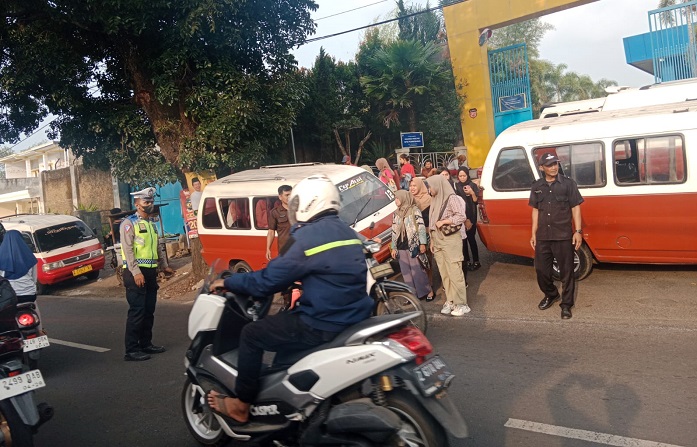 Kapolsek Karangpawitan Bersama Anggota Lantas Giat Kamseltibcarlantas Jam Rawan Sore