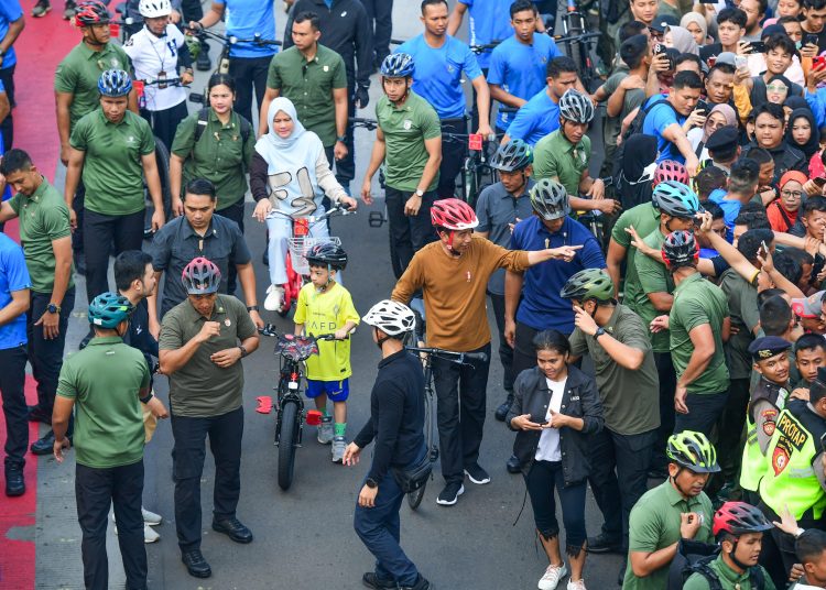 Olahraga Minggu Pagi, Presiden dan Ibu Iriana Ajak Jan Ethes Bersepeda di Kawasan Sudirman-Thamrin