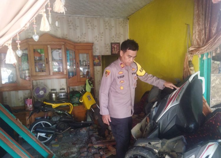 Sepeda Motor Hantam Rumah Warga