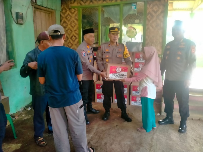 Polda Jabar Bagikan Bansos Pada Warga Citando Karangpawitan Garut