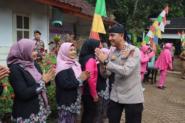 Bakti Religi Dan Doa Bersama Polres Garut Dengan Warga Kampung Pulo Menyambut Peringatan Hut Bhayangkara Ke 78