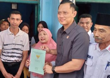 Menteri AHY Serahkan Sertifikat Tanah Langsung Ke Masyarakat Door to Door