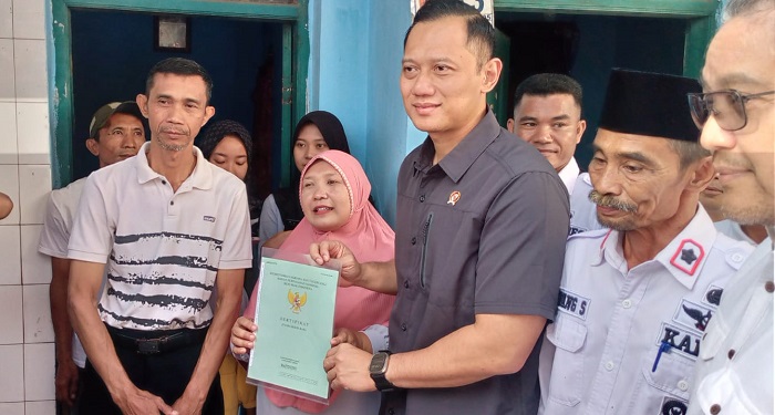 Menteri AHY Serahkan Sertifikat Tanah Langsung Ke Masyarakat Door to Door
