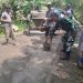 Babinsa Ramil Tanjungkerta Bekerja Bhakti Perbaikan Akses Jalan Rusak