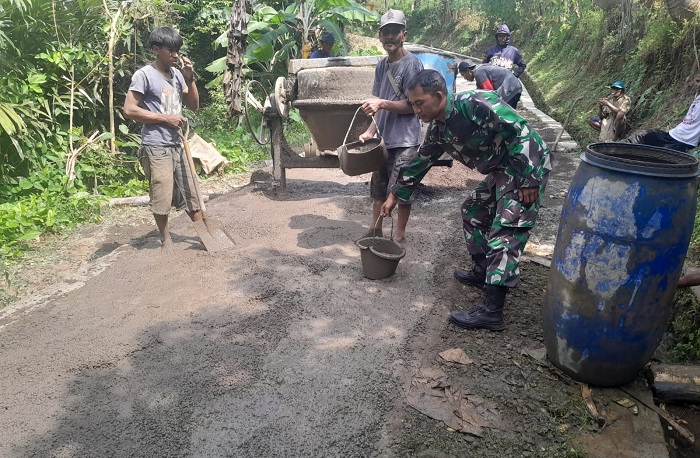 Babinsa Ramil Tanjungkerta Bekerja Bhakti Perbaikan Akses Jalan Rusak