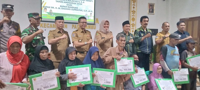 Bupati Bandung, Hadiri Pembagian BLT di Desa Tenjolaya Kecamatan Pasirjambu
