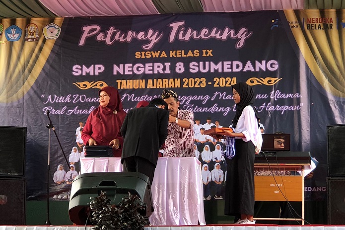 Suasana Tangis Haru Hiasi Pelepasan Siswa Kelas IX SMPN 8 Sumedang