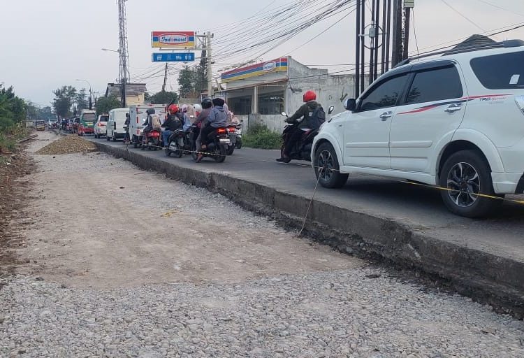 Jalan Rancaekek-Majalaya Diperbaiki dan Diperlebar, Bentuk Perhatian Bupati Bandung dan DPUTR Pada Warga