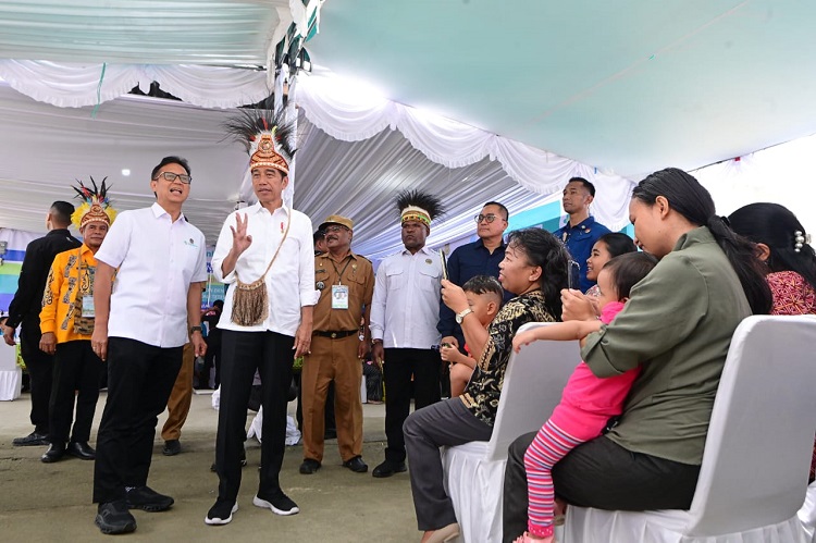 Presiden dan Ibu Iriana Tinjau Pemberian Vaksin Polio di Jayapura
