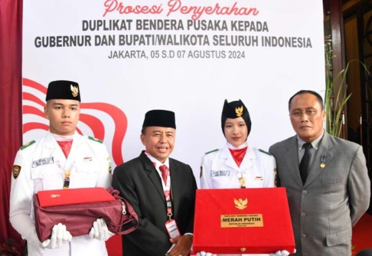 Hendak Dikibarkan di Jabar, Sekda Herman Suryatman Terima Duplikat Bendera Pusaka