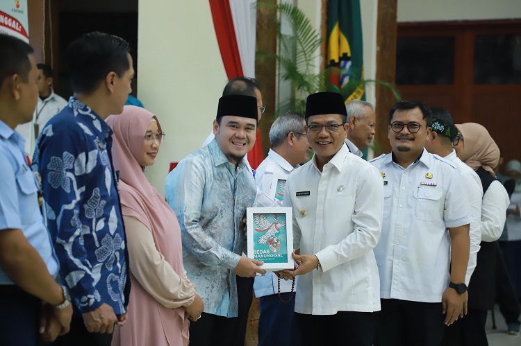 Patut Ditiru Kang DS, Luncurkan Buku ‘Bedas Manunggal’ di Hari Kelahirannya