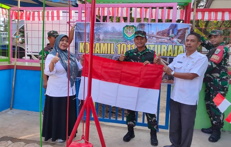 Tanamkan Nasionalisme dan Cinta NKRI, Danramil 1011/ Situraja Berikan Bendera Merah Putih
