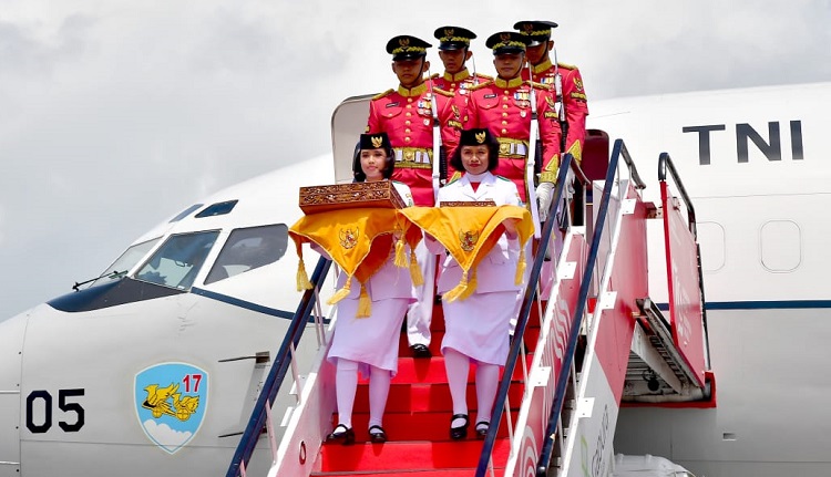 Duplikat Bendera Merah Putih dan Teks Proklamasi Tiba di Balikpapan, Kirab Berlanjut ke IKN