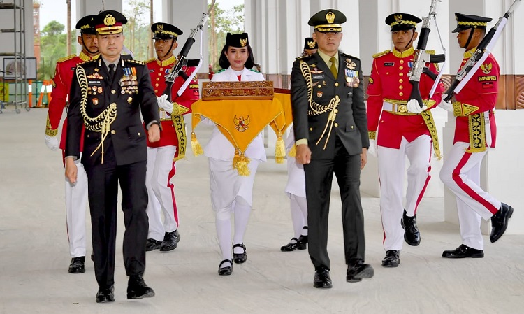 Kirab Duplikat Bendera Merah Putih dan Teks Proklamasi Tiba di Istana Negara IKN