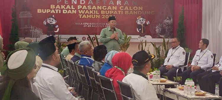 Pasangan Dadang Supriatna Alie Syakieb, Resmi Mendaftar Ke KPU , Menjadi Pendaftar Pertama