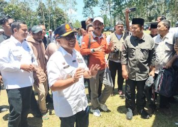 Bupati Cianjur H Herman Suherman saat menyapa warga Naringgul di kegiatan Desa Manjur Bungah Pisan