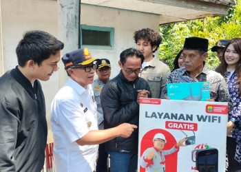 Bupati Cianjur saat memberikan bantuan 1 Pasang Wifi Gratis Kepada Kepala Desa Naringgul