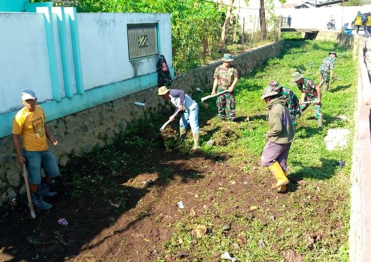 Dalam Rangka HUT TNI ke-79, Danramil 1102/KRP Ajak Warga Bersihkn Aliran Sungai