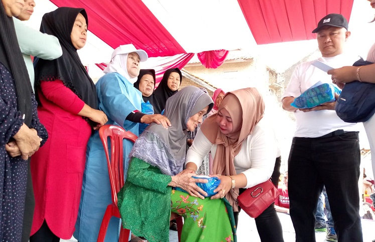 Mia Geboy Gelar Aksi peduli Anak Yatim dan Jompo di Bojong Citepus