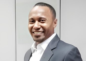 Devis Abuimau Karmoy, Jurnalis dan Ketua Koperasi Jasa Keluarga Pers Indonesia