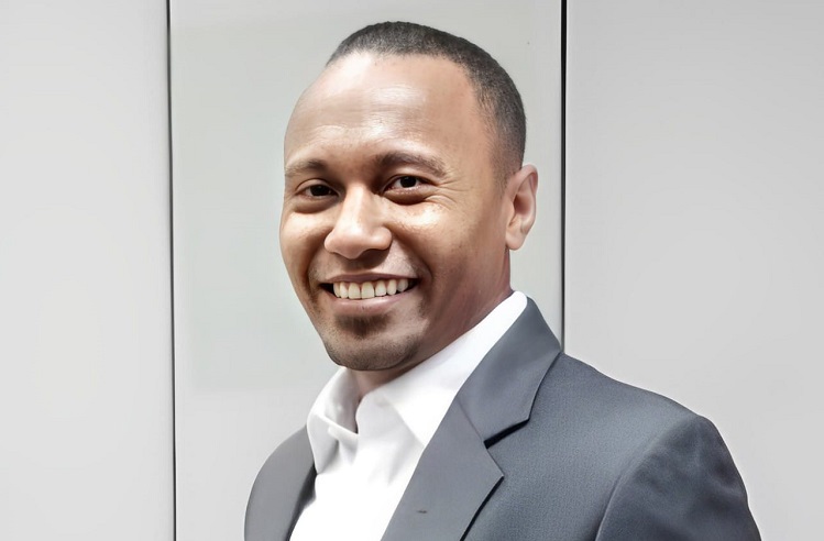 Devis Abuimau Karmoy, Jurnalis dan Ketua Koperasi Jasa Keluarga Pers Indonesia