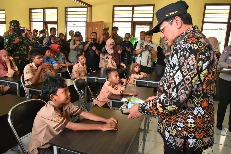 Forkopimda Sumedang Tinjau Uji Coba Program Makan Siang Bergizi di SLB Cimalaka