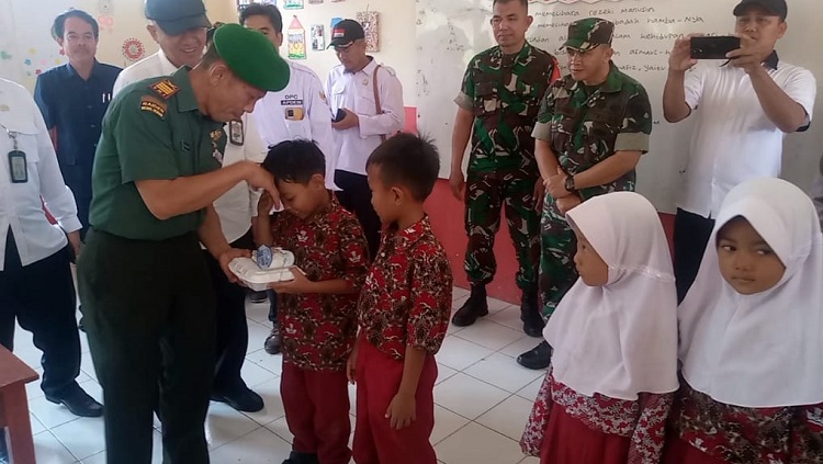 Porkoficam Karangpawitan Bersama Kades Cimurah Hadiri Makan Siang Bergizi di SDN 3 Cimurah