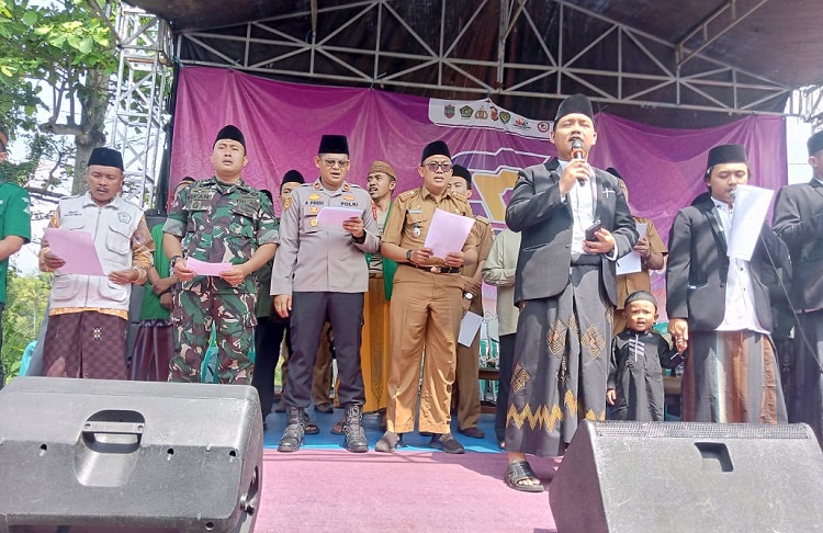 Ribuan Masyarakat Cihaurbeuti Bersolawat