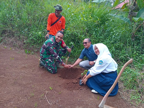 TNI Bersama Rakyat Bersatu dengan Alam untuk NKRI
