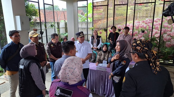 Pj Bupati Sumedang Pantau Langsung ke Beberapa TPS