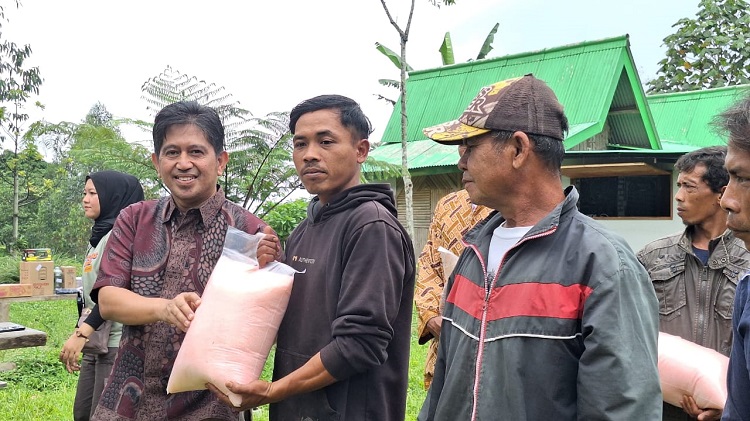 Komunitas Bergerak Pertamina dan Synersia Foundation Berikan Bantuan CSR bagi Petani Cisoka