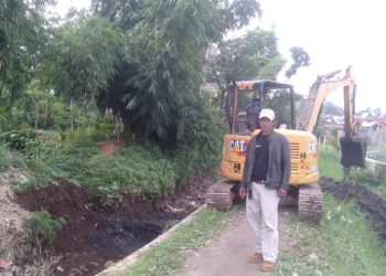 Pemdes Jatisari Berkolaborasi dengan PUPR Kab. Garut Lakukan Pengerukan Sungai