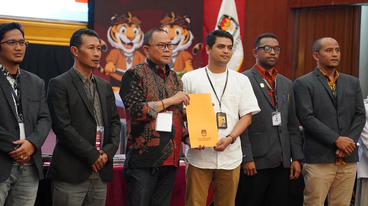 TOK!! KPU Tetapkan Hasil Rekapitulasi: Dadang-Ali 1.046.344 Suara, Sahrul-Gungun 827.240 Suara