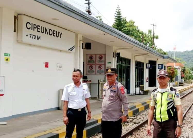 Polsek Malangbong Pastikan Keamanan dan Kenyamanan Penumpang Kereta di Stasiun Pendeuy