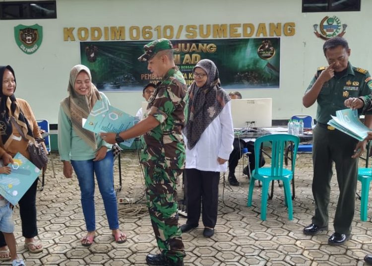Peringati Hari Juang TNI AD, Disdukcapil Bersama Kodim Sumedang Gelar Penerbitan Akta Kelahiran Gratis