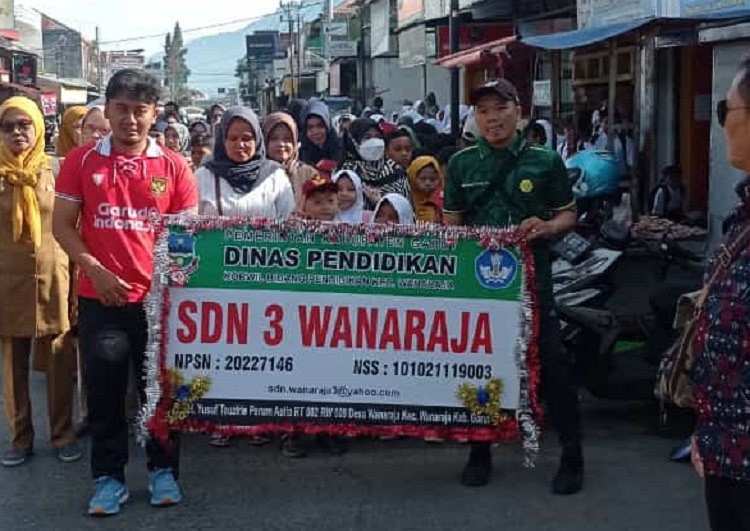 Camat dan Unsur UPT Pedidikan Wanaraja Iringi Relokasi Ratusan Siswa SDN 3 Wanaraja